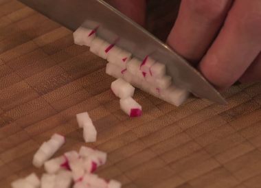 Tailler un radis rose en brunoise