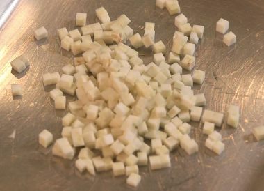 Tailler un céleri-rave en brunoise