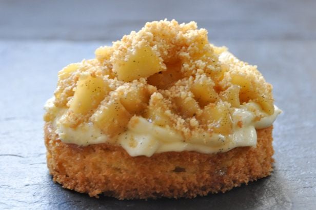 Sablé breton, crème légère à la vanille et pommes poêlées façon tartelette
