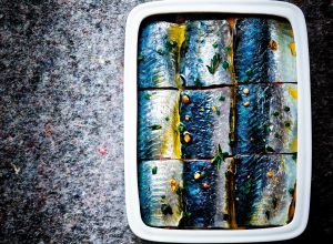 Boîte de sardines marinées, ragoût de coquillages au cresson