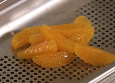 Prélever des segments ou suprêmes d'oranges