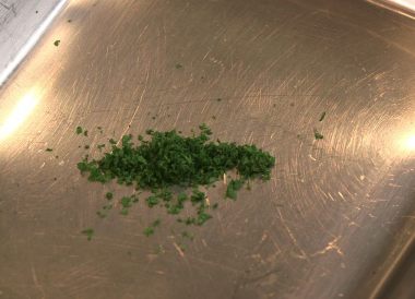 Hacher du cerfeuil
