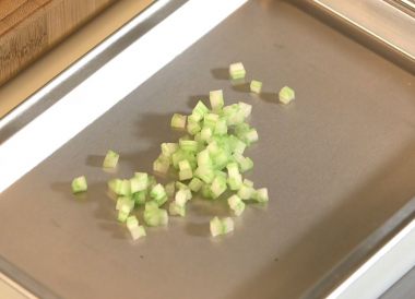 Technique de tailler une brunoise de céleri-branche
