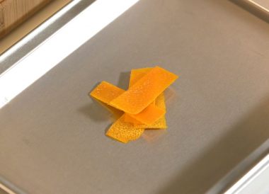 Prélever les zestes d’une orange