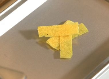 Prélever les zestes d’un citron