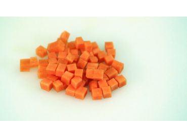 Tailler une carotte en brunoise