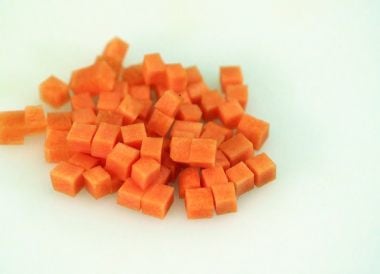 Tailler une carotte en brunoise