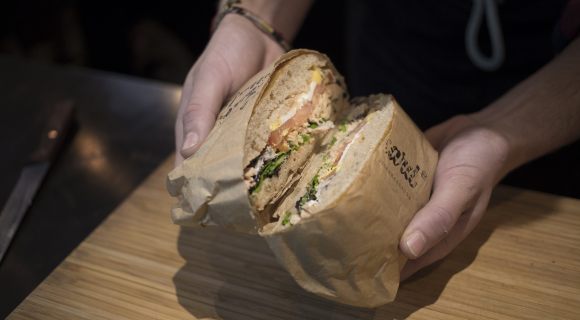 Chez Bagnard, goûtez au pan bagnat en toute liberté