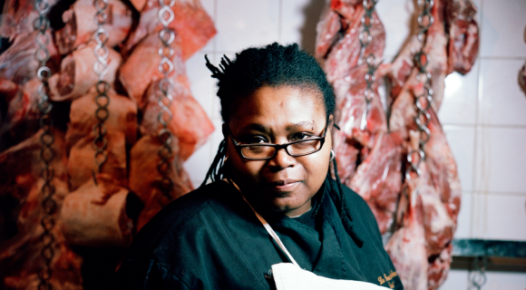 Nom : Marie-Flore Keumegne, profession : bouchère