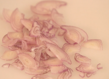 Emincer une échalote