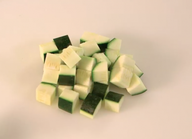 Tailler une courgette en mirepoix