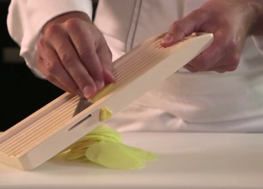 Tailler une pomme de terre en chips