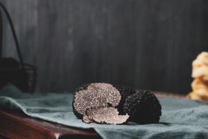 La truffe noire, produit fétiche des gourmets pour Noël