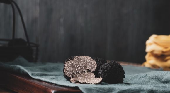 La truffe noire, produit fétiche des gourmets pour Noël