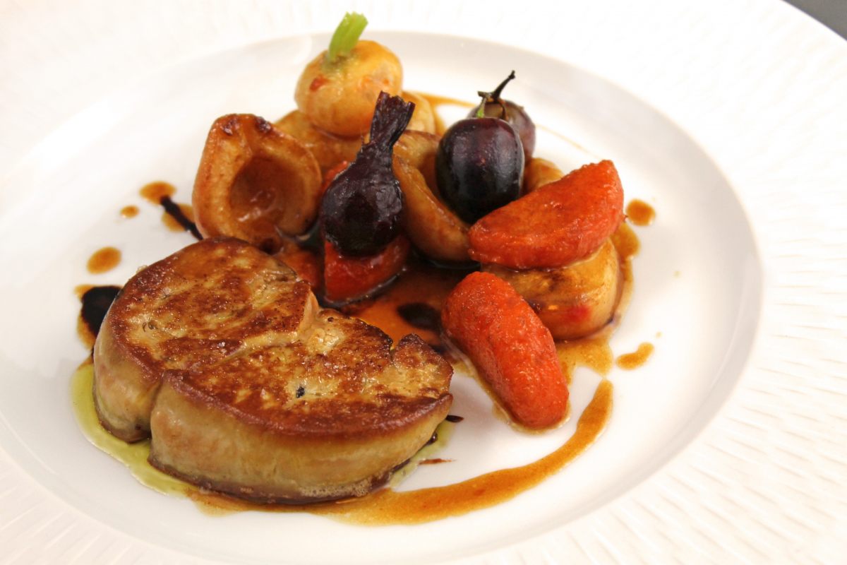 Foie gras poêlé, légumes et fruits d’hiver au porto