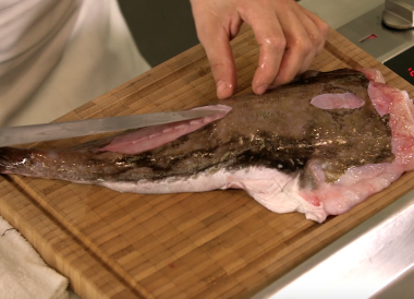 Dépouiller une queue de lotte