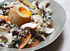 Recette de riz à la vapeur, œufs mollets marinés par Alain Ducasse