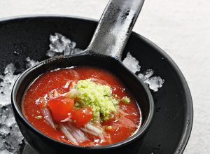 Soupe de tomates glacée au crabe, granité basilic