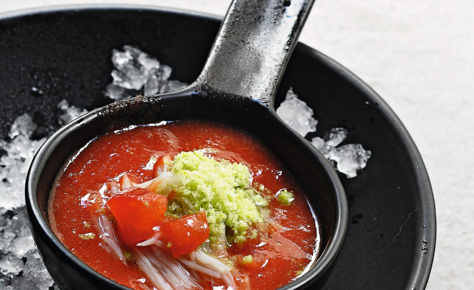 Soupe de tomates glacée au crabe, granité basilic
