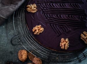 Le gâteau aux noix nappé au chocolat