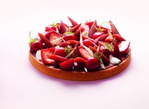Tarte à la rhubarbe, fraises et amandes