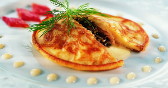 Crêpe parmentière au saumon sauvage et caviar, beurre léger aux zestes de citron