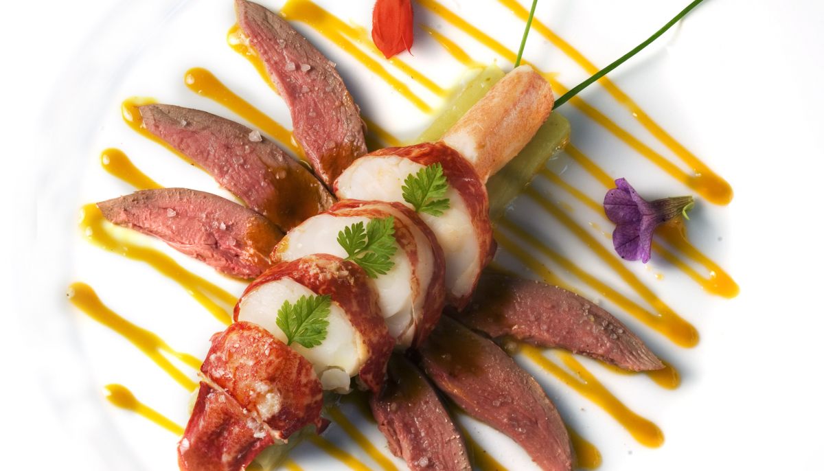 suprmes de pigeon et homard sur une lasagne d aubergine