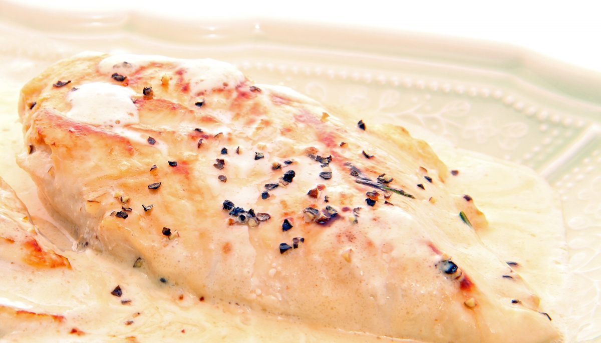 Филе в соусе в духовке. Куриная грудка в сливочном соусе в духовке. Куриное филе в сливочном соусе. Запеченное филе в сметане. Курица запечённая в духовке с картофелем в сметанном соусе.