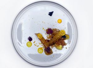 Salsifis glacés au miel, crumble de panais, kumquat du Masbachet