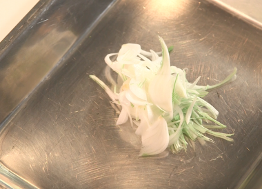 Technique émincer oignon tige