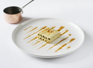 Macaroni truffe noire, foie gras, céleri et jus de veau
