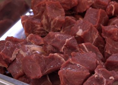 Tailler la viande pour une daube de boeuf