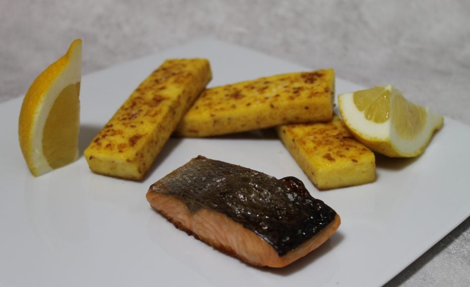 Recette de saumon grillé, fingers de polenta au sésame par Alain Ducasse