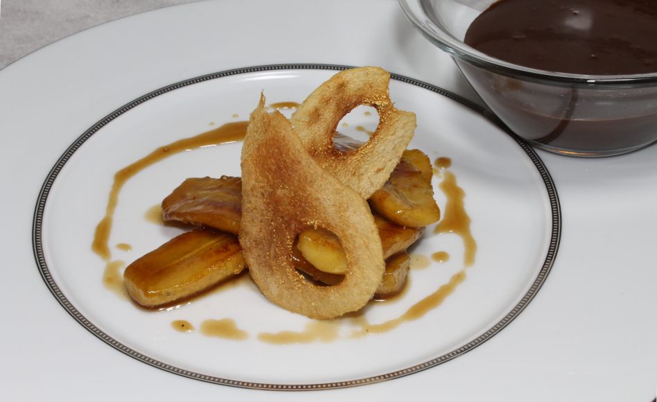 Recette de bananes rôties, chips de poire, sauce chocolat par Alain Ducasse