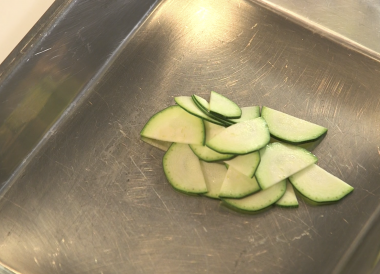 Emincer une courgette longue
