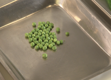 Technique écosser des petits pois
