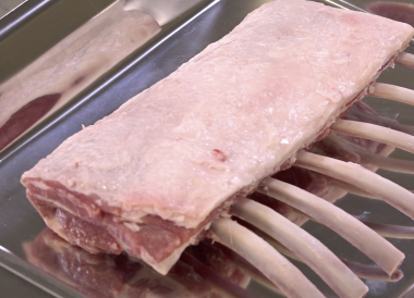 Technique pour parer, dégraisser, manchonner un carré d’agneau