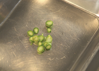 Technique pour émincer une asperge en rouelles droites