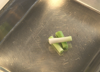 Technique pour éplucher et tailler une cébette en tronçons