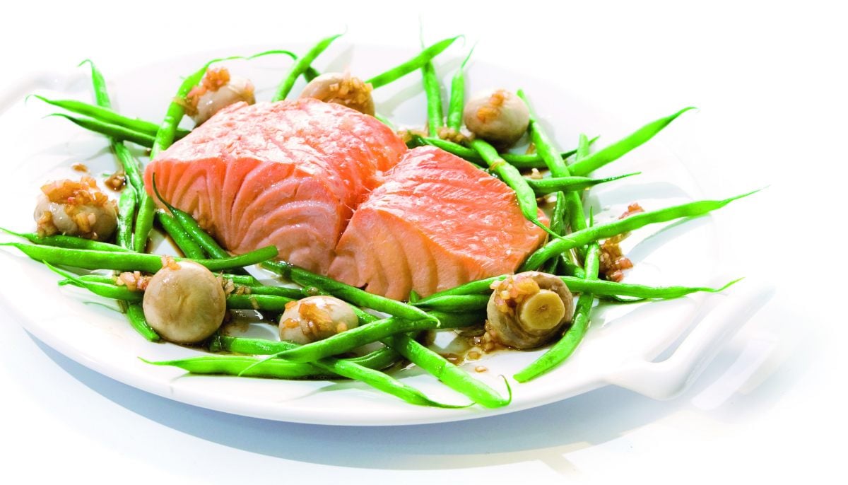 Recette de Saumon poché, haricots verts et champignons boutons par