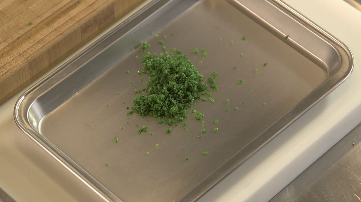 Technique pour ciseler de la ciboulette - Glossaire culinaire ...