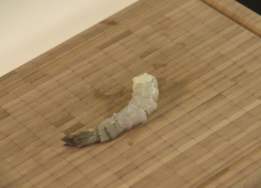 Technique pour décortiquer une gambas en gardant la nageoire caudale