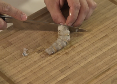 Technique pour décortiquer une gambas entièrement