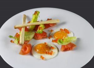 Recette d'oeuf au plat, saumon sauvage, œufs de saumon par Alain Ducasse