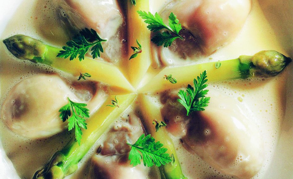 Crème d'huîtres aux pointes d'asperge verte par Joël Robuchon