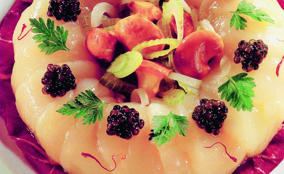 Salade de noix de saint-jacques aux girolles et caviar par Joël Robuchon