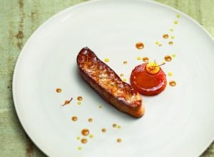 Foie gras de canard des Landes poêlé, coings fondants au parfum de safran, jus de canard