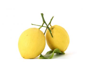 Peler à vif un citron jaune