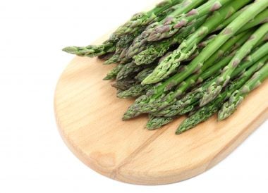 Émincer une asperge en rouelles biseautées