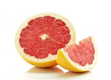 Peler à vif un pomelo